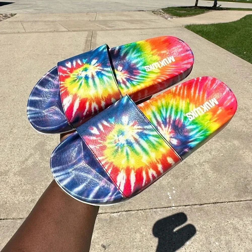 Muk Luks Unisex Pool Limbo Slide Rainbow Tie Dye‎